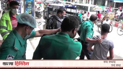 রংপুরে প্রগতিশীল ছাত্র জোটের এক কর্মীকে ধরে নিয়ে যাচ্ছে পুলিশ