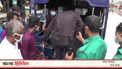 কয়েকজন নেতাকে ধরে গাড়িতে তুলে নিয়ে যাচ্ছে পুলিশ