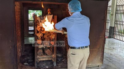 চিতায় আগুন দিচ্ছেন ইউএনও সাদিকুর রহমান খান