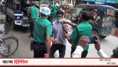 রংপুরে মানববন্ধন করার কারণে প্রগতিশীল ছাত্র জোটের এক কর্মীকে আটক করছে পুলিশ।