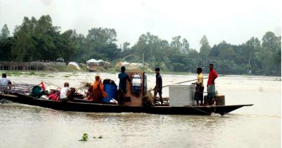 নিরাপদ আশ্রয়ে যাচ্ছে লোকজন