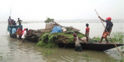 নিরাপদ আশ্রয়ে যাচ্ছে লোকজন
