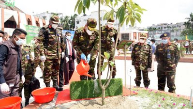 সেনাবাহিনী প্রধান জেনারেল আজিজ আহমেদ বিশেষ বৃক্ষরোপণ অভিযানের উদ্বোধন করেন (ছবি: আইএসপিআর)