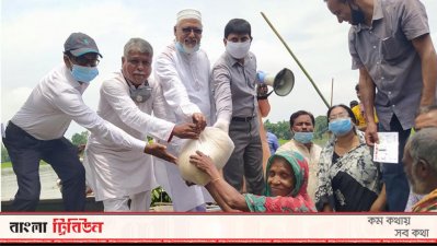 জামালপুরের ইসলামপুরে বন্যার্ত মানুষের মাঝে ত্রাণ বিতরণ করেন স্থানীয় সংসদ সদস্য ফরিদুল হক খান দুলাল।