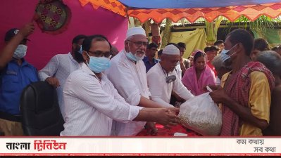 জামালপুরের ইসলামপুরে ত্রাণ সহায়তা দেন স্থানীয় সংসদ সদস্য ফরিদুল হক খান দুলাল।