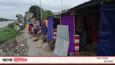 বাড়িঘর ডুবে যাওয়ায় অনেকে ঠাঁই নিয়েছেন সড়কের ওপরে। বন্যায় গোখাদ্য রক্ষা করাটাই হয়ে গেছে বড় চ্যালেঞ্জ কৃষকদের জন্য। (ছবি: বিশ্বজিৎ দেব)