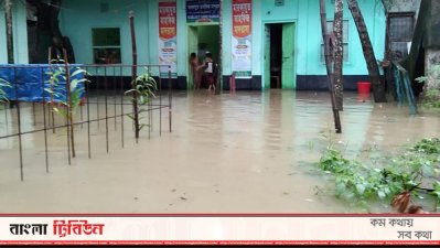 মুহুরী নদীর বাঁধ ভেঙে প্লাবিত হয়েছে সাত গ্রাম। বাসাবাড়িতে ঢুকে পড়েছে পানি।
