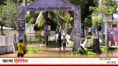 হরিরামপুর উপজেলা পরিষদ প্রাঙ্গণে পানি