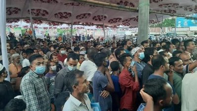ভান্ডারিয়ায় আনোয়ার হোসেন মঞ্জুর আয়োজনে করোনা থেকে মুক্তির দোয়া অনুষ্ঠানে অংশ নেওয়া লোকজন। অনেকের মুখে মাস্ক থাকলেও সামাজিক &zwj;দূরত্ব মোটেও না মেনে সরকারি নির্দেশনা উপেক্ষা করা হয়েছে। (সংগৃহীত ছবি)