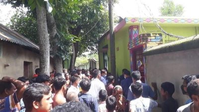 লাশ উদ্ধারের পর বাড়িটিতে এলাকাবাসীর ভিড়