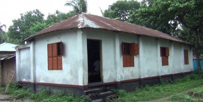 এ বাড়ির উঠানে হামলা চালায় পাকিস্তানি বাহিনী