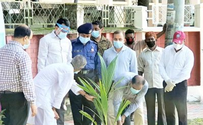 ব্রাহ্মণবাড়িয়ায়  জেলা প্রশাসন কার্যালয়ের সামনে কর্মসূচির উদ্বোধন করা হচ্ছে