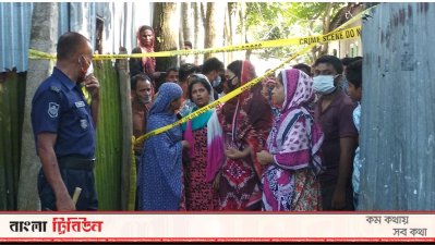 চার জনের লাশ উদ্ধারের পর বাড়িটির সামনে এলাকাবাসীর ভিড়