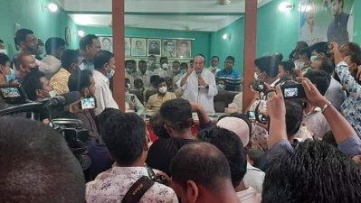 পিরোজপুরের ভান্ডারিয়ায় করোনা থেকে মুক্তির নামে দলীয় অনুষ্ঠানে বক্তব্য রাখছেন জেপি চেয়ারম্যান আনোয়ার হোসেন মঞ্জু এমপি। পাশে উপবিষ্ট তার জামাতা নিক্সন চৌধুরী এমপি।