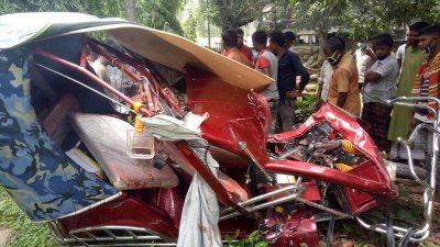 দুর্ঘটনার শিকার ইজিবাইক