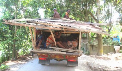 বাড়িঘর ভেঙে নিরাপদ আশ্রয়ে চলে যাচ্ছেন মানুষ