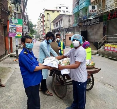 ওয়ারীতে করোনা রোগীদের বাসায় মেয়রের ফলের ঝুড়ি