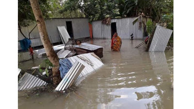 বন্যার পানিতে ডুবে গেছে হরিরামপুর উপজেলার লেছরাগঞ্জের একটি গ্রাম