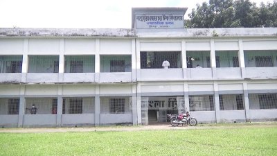 অনলাইন ক্লাস নিয়ে দ্বন্দ্ব, প্রধান শিক্ষককে আটকে রাখলো ছাত্ররা