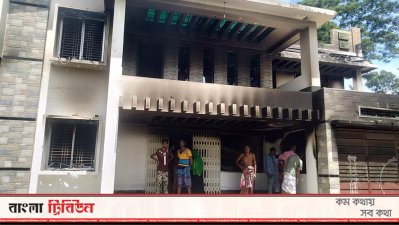 ঘরে আগুন দেয় বিক্ষুব্ধ গ্রামবাসী