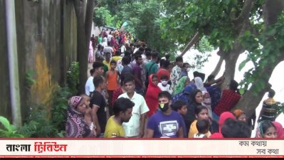 নদী তীরে স্থানীয়দের ভিড়