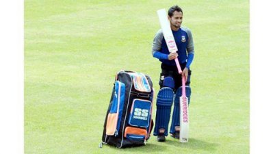 মিরপুর স্টেডিয়ামে ব্যাট হাতে মুশফিক। 