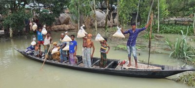 ত্রাণ হাতে পেয়ে খুশি বানভাসিরা