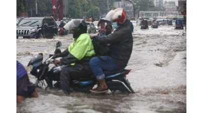 জলে ঢাকা রাজধানী (ফটো স্টোরি)