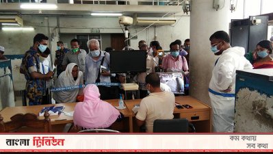 বেনাপোল ইমিগ্রেশন সেন্টারে সামাজিক দূরত্ব মানছেন না ভারত থেকে আসা পাসপোর্টধারী যাত্রীরা।