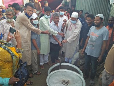 ইসলামপুরের বন্যার্তদের জন্য খিচুড়ি তৈরী করা হচ্ছে