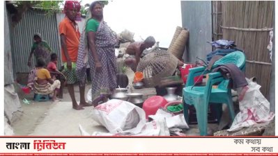 উচু স্থানে আশ্রয় নিয়েছে বন্যাকবলিত এলাকার মানুষ