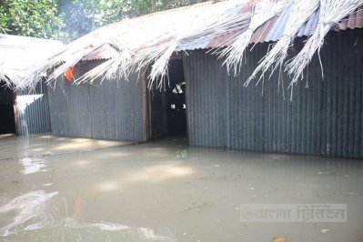 জামালপুরে বন্যার পানিতে ডুবে গেছে ঘর 