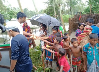 বানভাসিদের মাঝে খাবার বিতরণ করছে ছাত্রলীগ কর্মীরা