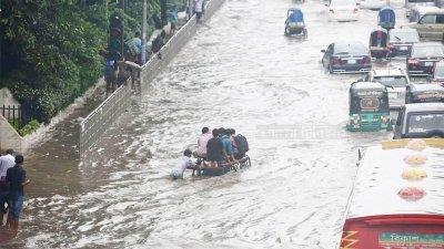 জলে ঢাকা রাজধানী (ফটো স্টোরি)