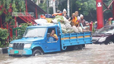 জলে ঢাকা রাজধানী (ফটো স্টোরি)