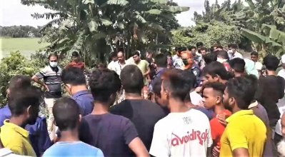 নিহতের লাশকে ঘিরে জনতার ভীড়
