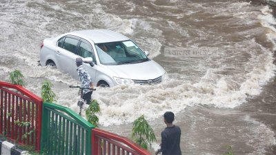 জলে ঢাকা রাজধানী (ফটো স্টোরি)