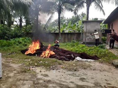 পোড়ানো হচ্ছে অবৈধ মাছ শিকারিদের জাল