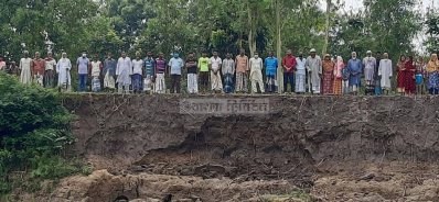 পঞ্চগড় থেকে আমকাঁঠালবাজার যাওয়া সড়কটি রক্ষার দাবিতে এলাকাবাসীর মানববন্ধন।