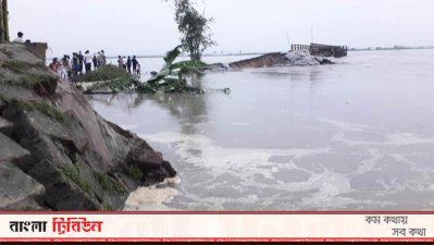 কুড়িগ্রামের তিস্তার স্পার বাঁধের স্যাঙ্ক ধসে বিলীন হয়েছে ৫০ মিটার এলাকা। নদীগর্ভে বিলীন হওয়ার আশঙ্কা এলাকাবাসীর জমি জায়গা
