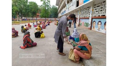 অসহায় মানুষকে খাবার দিচ্ছেন ডাকসুর সাবেক সদস্য তানভীর হাসান সৈকত