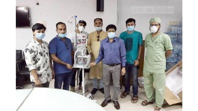 কুমিল্লা মেডিক্যাল কলেজ হাসপাতালকে যুক্তরাষ্ট্র প্রবাসী চিকিৎসক ডা. ফেরদৌস খন্দকারের দেওয়া হাই ফ্লো অক্সিজেন ক্যানুলা মেশিনটি হস্তান্তর করেন স্থানীয় আওয়ামী লীগের নেতারা।