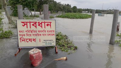 হরিরামপুর উপজেলার ঝিটকা-বানিয়াজুরী সড়কের চিত্র