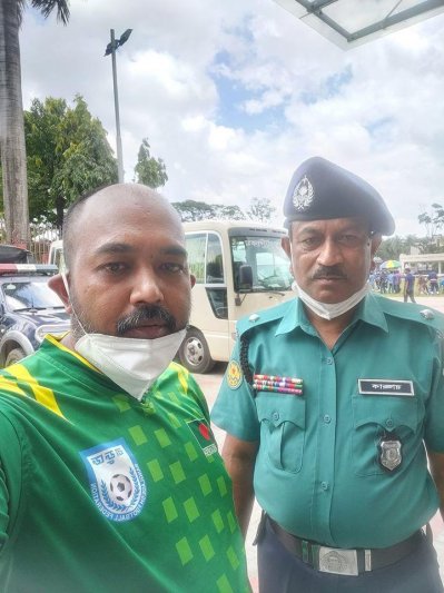 গানটির ভিডিও নির্মাণের কাজে রাজারবাগ পুলিশ লাইনে নির্মাতা পিকলু (বামে)
