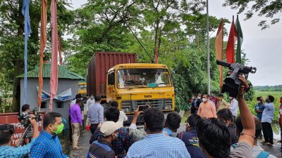 চট্টগ্রাম নৌবন্দর থেকে আখাউড়া হয়ে ট্রানজিটের প্রথম চালান গেলো ভারতে
