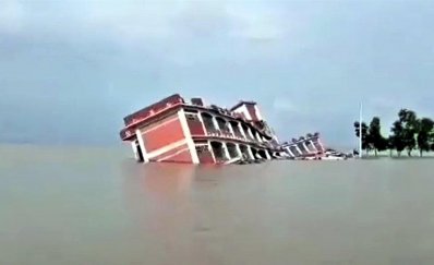 পদ্মায় হারিয়ে গেলো নূরুদ্দিন মাদবরেরকান্দি এসইএসডিপি মডেল উচ্চ বিদ্যালয়ের তিন তলা ভবন