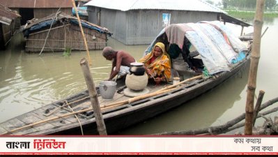 বাড়ি তলিয়ে গেছে তাই নৌকায় ঘর সংসার
