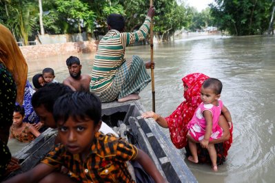 বন্যায় নিরাপদ আশ্রয়ের সন্ধানে জামালপুরের বাসিন্দারা