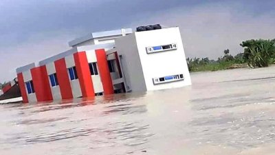 চাঁদপুরে পদ্মার পানির তোড়ে বেশ কিছুদিন এভাবে ভেসে ছিল স্কুলটি। পরে ডুবে যায়। 