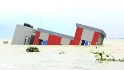 পদ্মার তোড়ে ডুবে যাওয়া নবনির্মিত স্কুলভবন